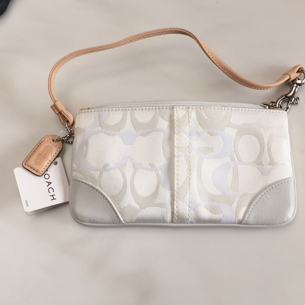 NWT Coach white fabric wristlet - Picture 1 of 3